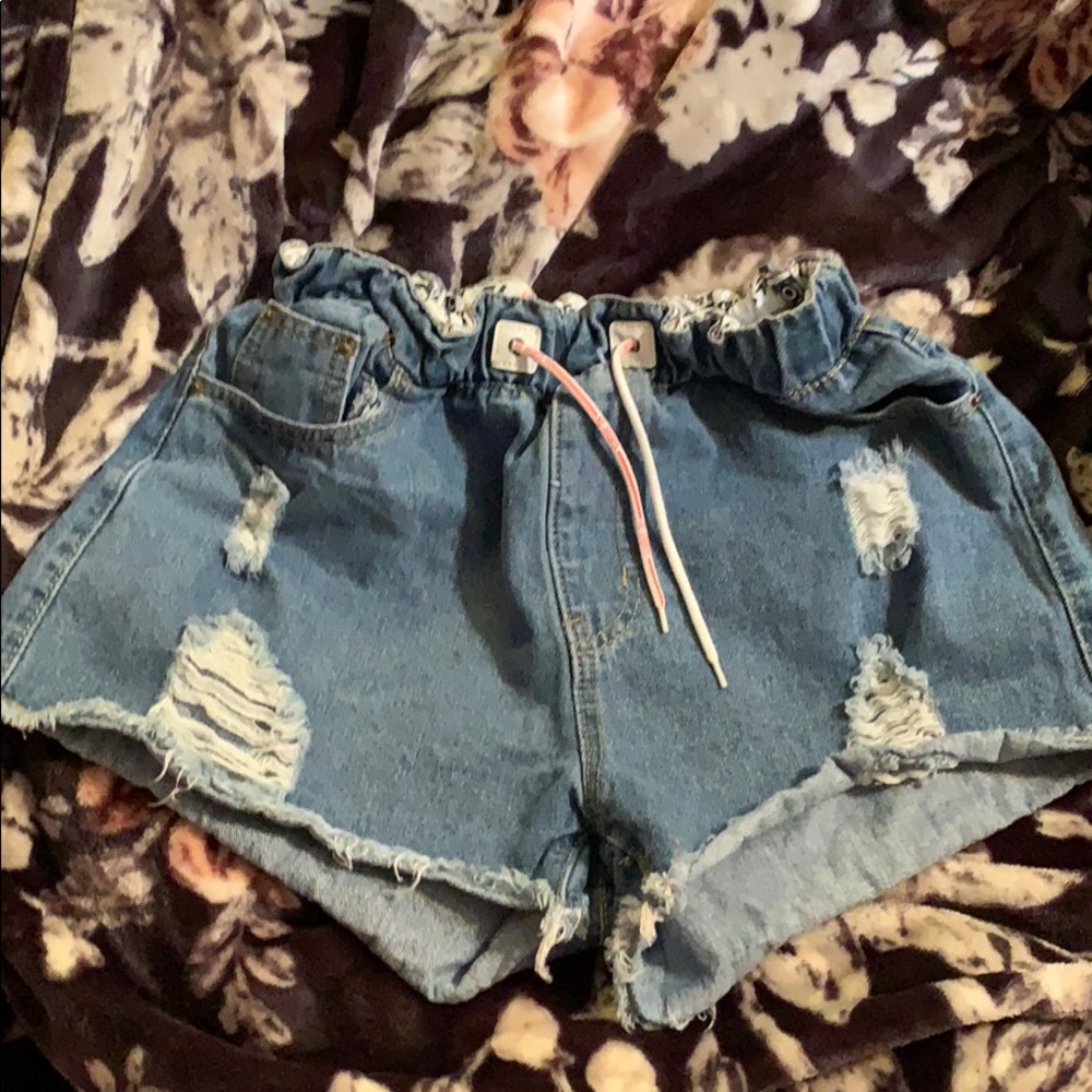 Elastic waist denim shorts. Vintage look